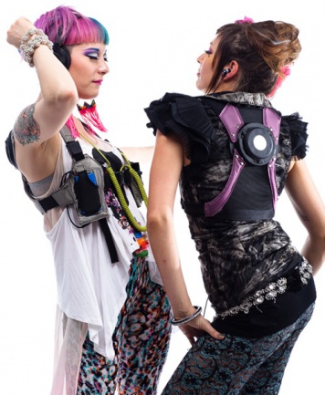 Mujeres usando The Holster