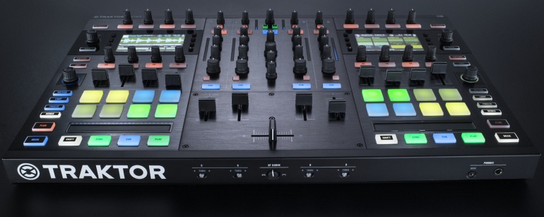 Kontrol S8 Perspectica