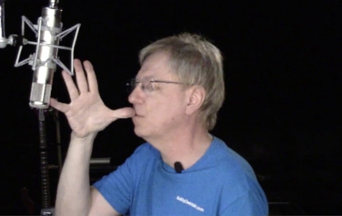 Midiendo distancia con la mano en una grabación de voz