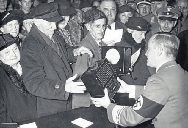 Entrega de receptores VE-301 el 29 de octubre de 1938 coincidiendo con el cumpleaños de Joseph Goebbels