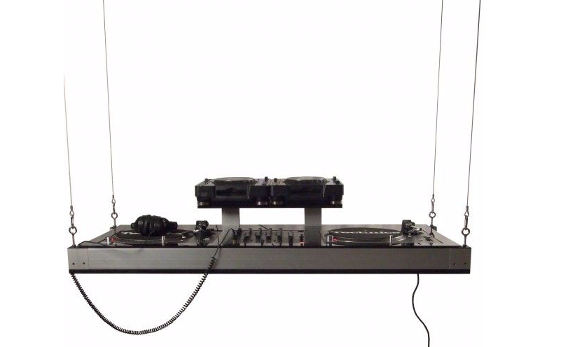 Cabina DJ colgada del techo