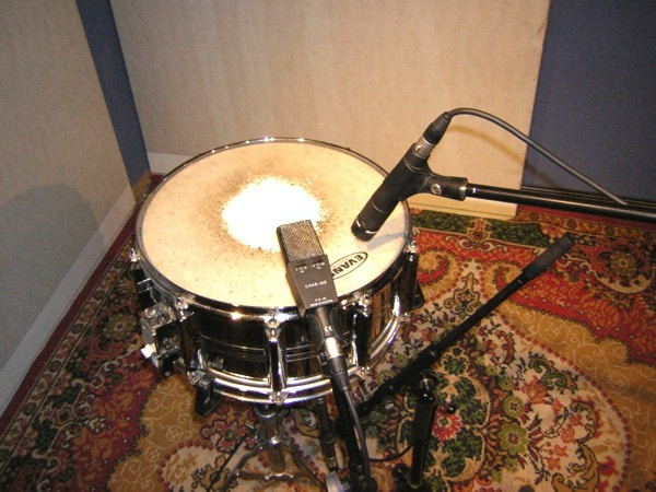 AKG 414 y Shure SM57 en caja