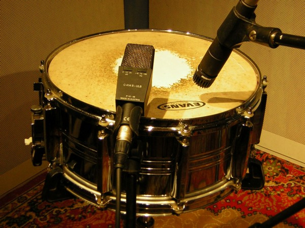 AKG 414 y Shure SM57 en caja