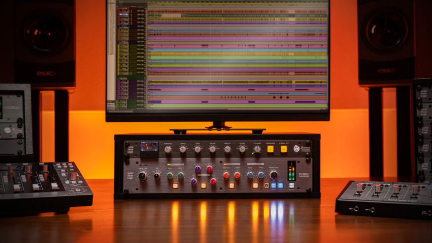 Bus Comp Classic instalado en un estudio sobre el SSL Fusion bajo la pantalla