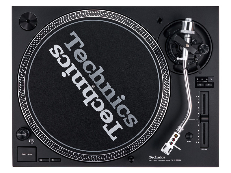 Tocadiscos Technics SL-1210MKX visto desde arriba con slipmat negro, botones de pitch y brazo plateado