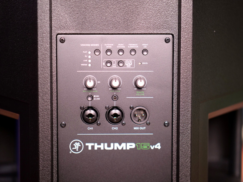 Panel trasero de la Mackie Thump15v4 con los controles SoundCheck DSP, entradas combo y salida Mix Out