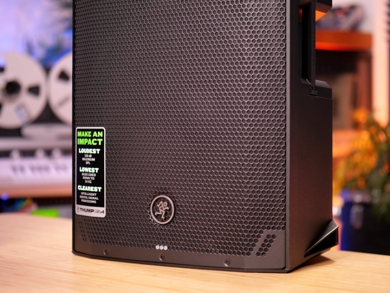 Detalle de la rejilla de la Mackie Thump15v4 con la pegatina promocional que anuncia 34 Hz