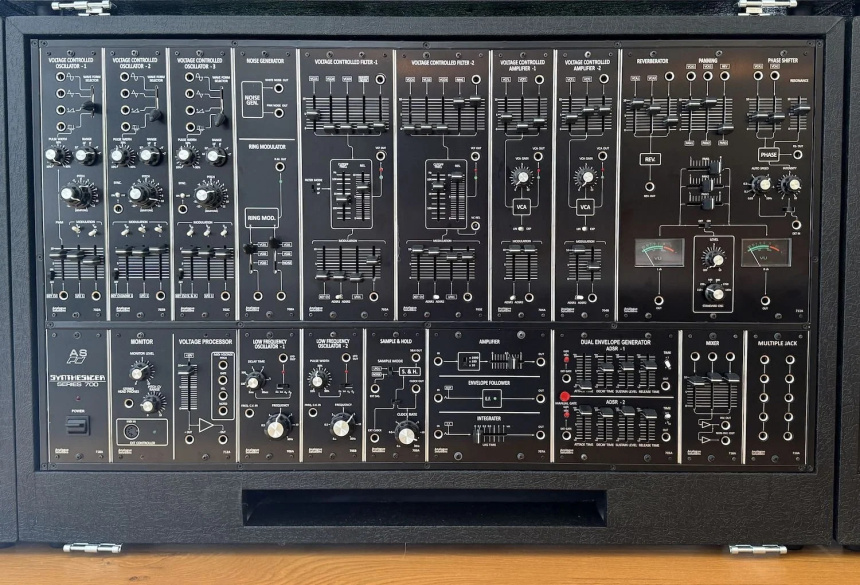 Consola principal del bloque 1 con tapa abierta, tres VCO, filtros, VCA, vúmetros y módulos inferiores.