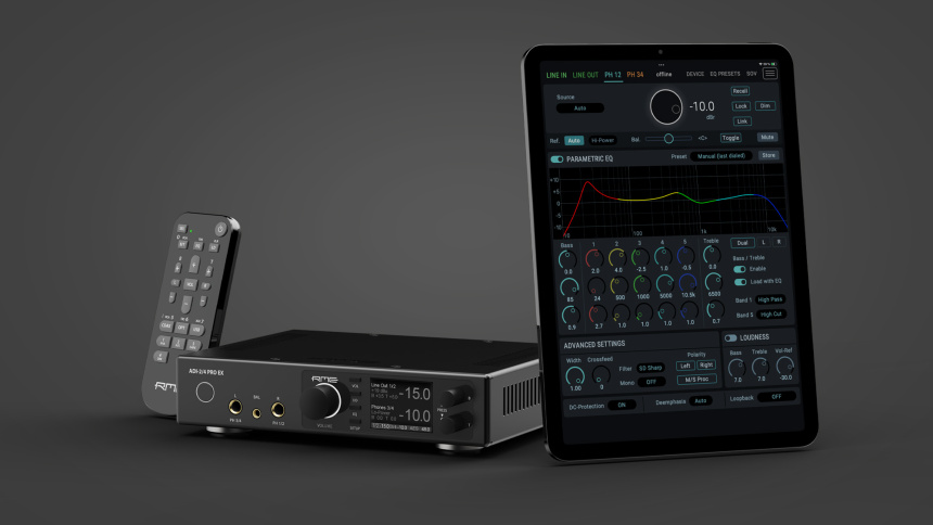 ADI-2/4 Pro EX con mando a distancia y tableta mostrando la aplicación de control remoto