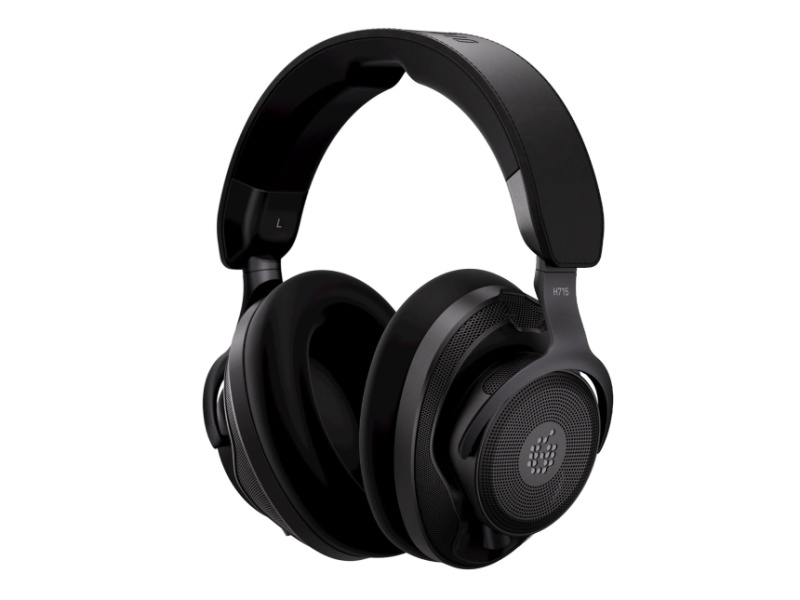 Vista en tres cuartos de los auriculares negros H715 Reference con copa derecha, rejilla perforada, logotipo ADAM y rótulo H715.