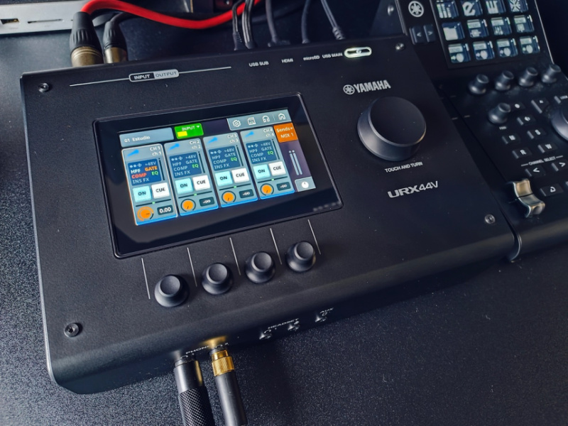 Review Yamaha URX44V