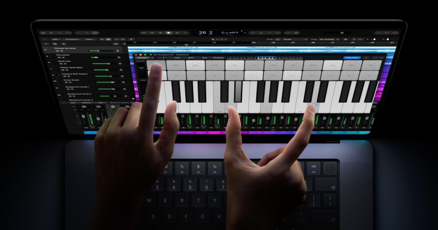 Dos manos tocan el teclado de Logic Pro en la pantalla de un MacBook Pro con pantalla PROLED XDR