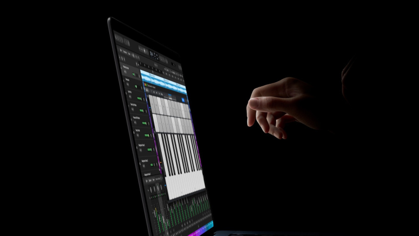 MacBook Pro de perfil con Logic Pro abierto, teclado en pantalla y mezclador, y una mano acercándose a la pantalla