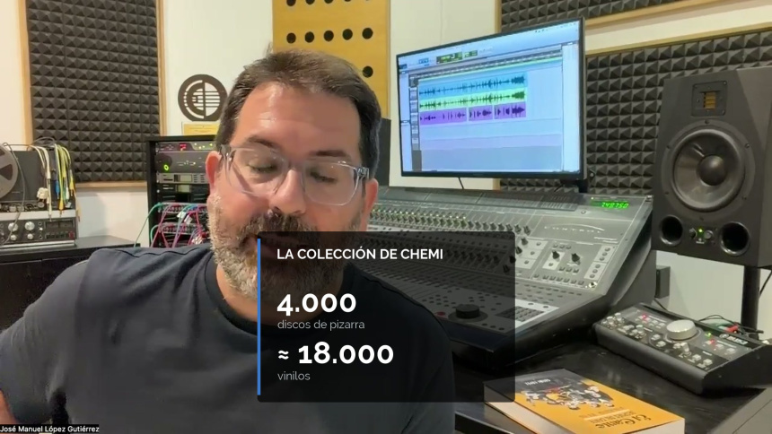 Chemi López en el estudio, con un rótulo sobre su colección: 4.000 discos de pizarra y unos 18.000 vinilos