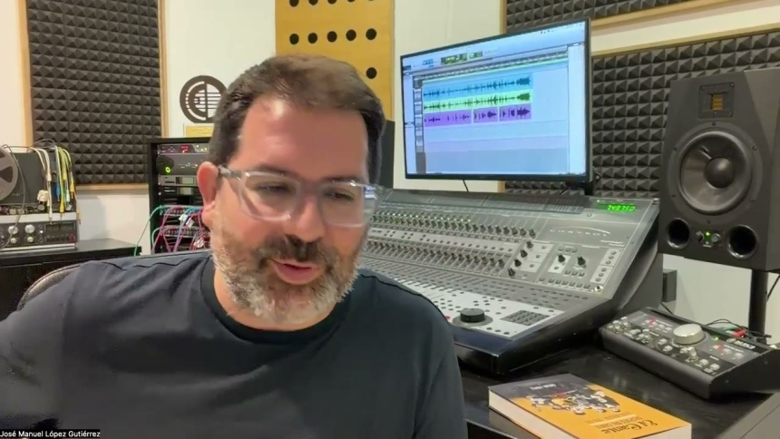 Chemi López en la sala de control, con la consola detrás y su libro sobre la mesa