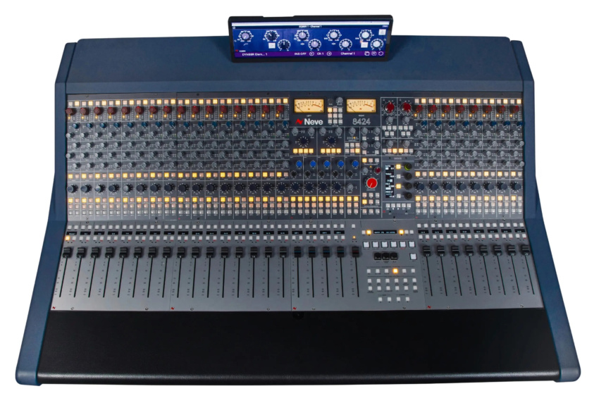 Consola Neve 8424E vista desde arriba, con la pantalla táctil en la parte superior
