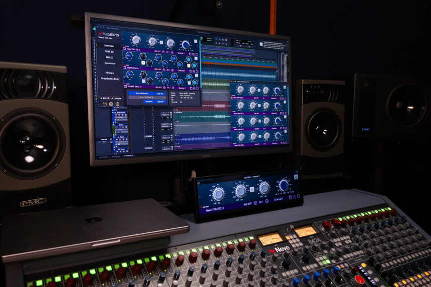 Monitor con la aplicación Neve Elements y pantalla táctil sobre la consola con los mandos del 1084 EQ