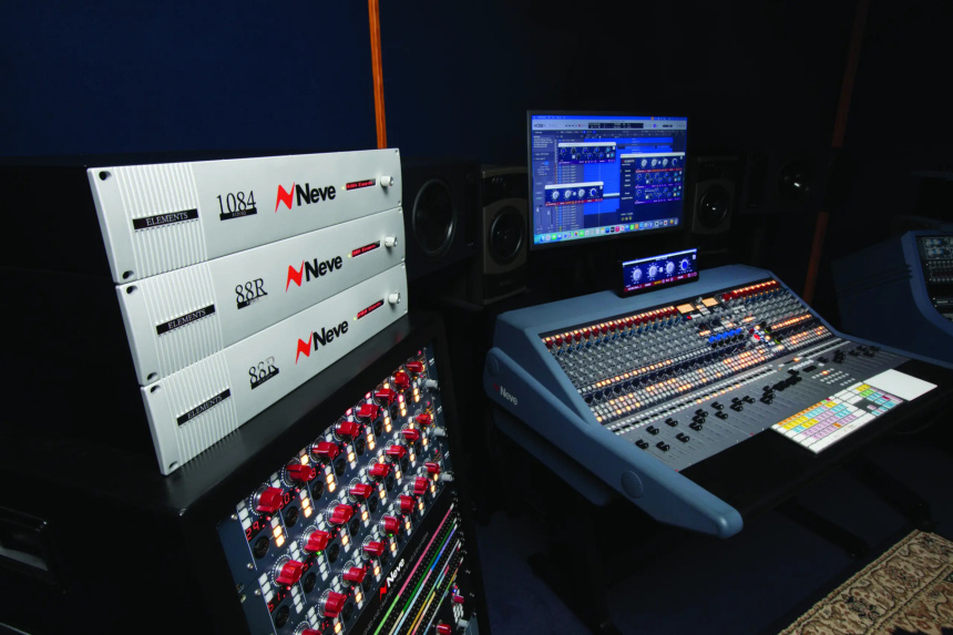 Tres unidades de rack Neve Elements (1084 y 88R) apiladas junto a una consola Neve en un estudio
