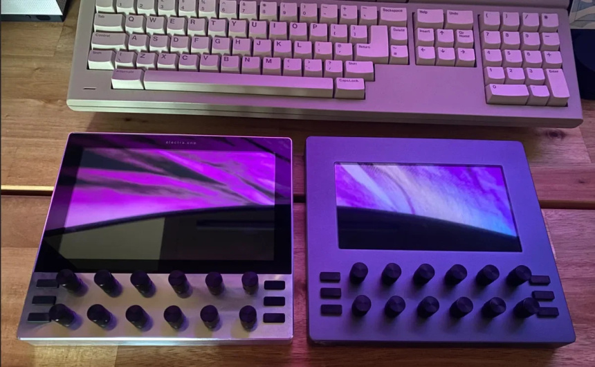 El Electra One mk3, a la izquierda, junto al Electra One mk2 sobre una mesa de madera