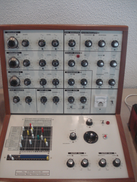 Sintetizador EMS Synthi VCS3 II con su matriz de pines y su joystick