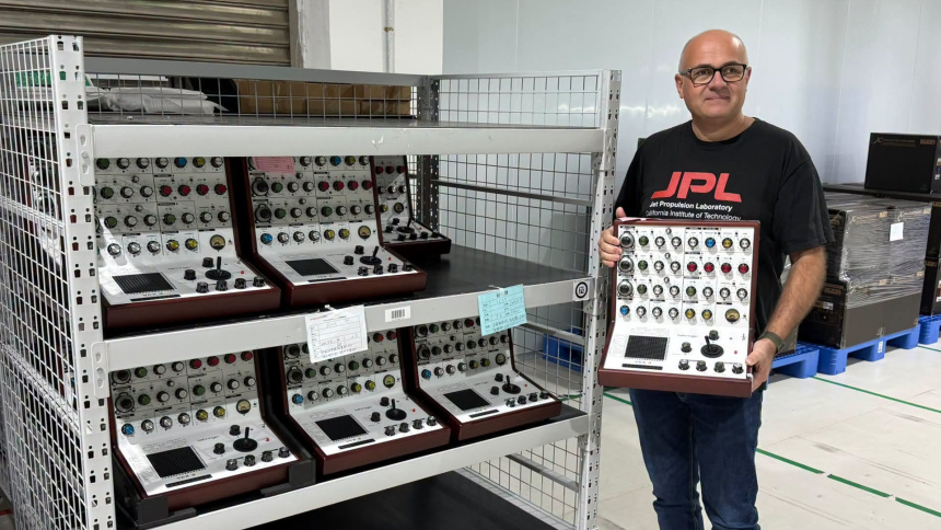 Varias unidades del Behringer VCX3 en una estantería y un hombre que sostiene otra