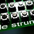 LE STRUM de Jason Hotchkiss, un kit DIY para tocar acordes y rasgueos vía MIDI