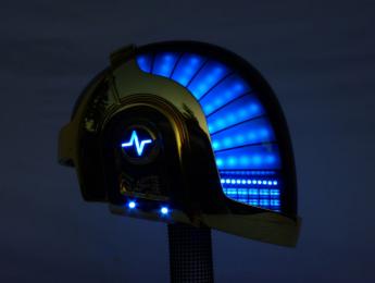Una réplica del casco de Daft Punk que funciona con MIDI