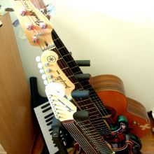 Bajos, guitarra rockband y teclas.