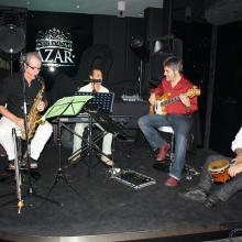 en la Embajada Azar