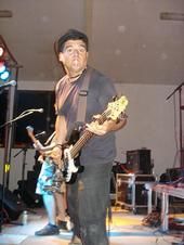 BAJISTA EN ESTAKAZO