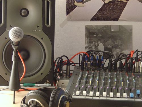 Mesa, monitor y micrófono