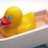 Bañera, esponja y patito de goma