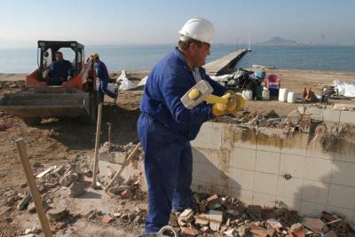 yo pasando cable de control room.jpg