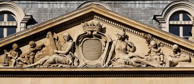800px-Pediment_COA_Palais-Royal_Pajou.jpg