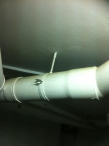 anclaje tubería techo.jpg