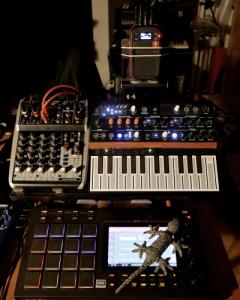 MPC LIVE + MICROFREAK peq.jpg