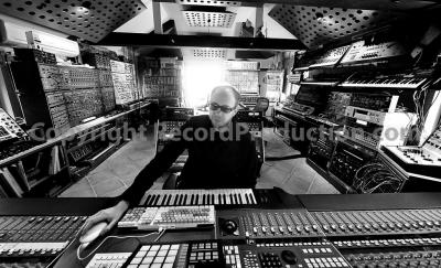 42_tom_rowlands_chemical_brothers_studio1(2).jpg
