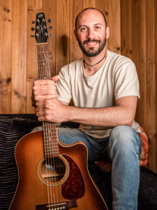 TONI HISPASONIC PERFIL.png