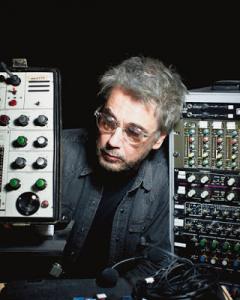 Jean-Michel-Jarre-La-musique-electronique-travaille-cuisinant-sons-frequences-ondes_0_1400_600.jpg