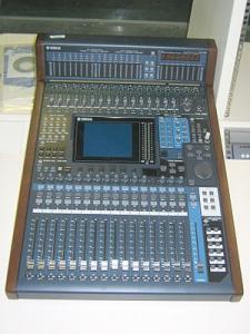 300px-Yamaha_DM1000_mesa_de_audio.jpg