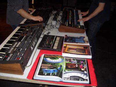 BOOK SYNTHESIZERS CLASSICAL LEGENDS PART TWO, DESING AND MORE J.LANDEIRA & M.C.V. LAG JEAN MICHEL JARRE PAGE !.JPG