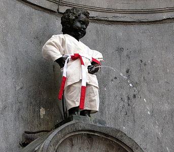Manneken_Pis_in_judopak_Brussel.jpg