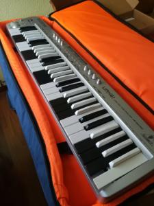 Behringer UMX 61 6-6 keyboard 3.jpg