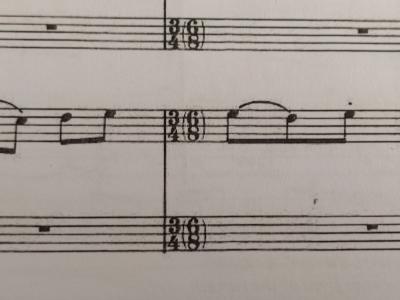 indicación de compás entre paréntesis.jpeg