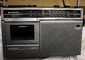 Sanyo_AM-FM_Portable_M2562_2.jpg