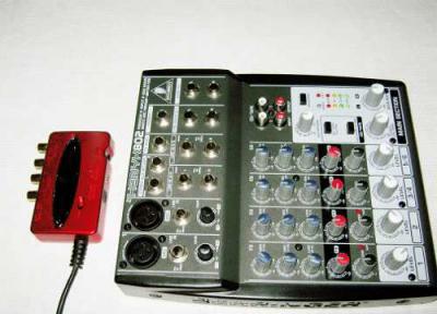 interfz y mesa behringer.jpg