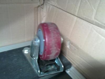 Rueda rota sin freno aún en la caja de recepción.jpg