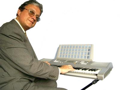 JUAN CARLOS Y SU PIANO ELECTRONICOMODELO.jpg