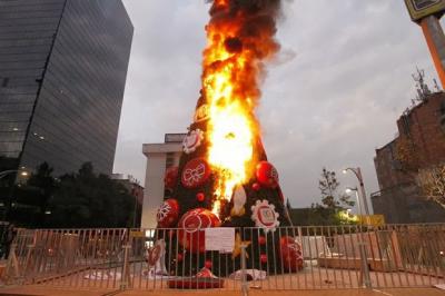 Queman árbol de navidad de Coca Cola en DF.jpg