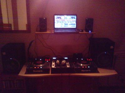 Foto 1 de equipo con monitores.JPG